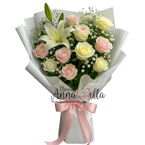 Ramo de flores compuesto por diez rosas en tonos rosa pastel y blanco, agrupadas alrededor de una gran flor de lilium blanco abierta. El ramo incluye hojas verdes decorativas y está envuelto en papel elegante con un lazo.