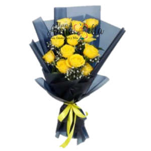 Ramo de doce rosas de color amarillo vibrante dispuestas en forma circular, rodeadas de pequeñas flores blancas de gypsophila y hojas verdes, envueltas en papel decorativo elegante.
