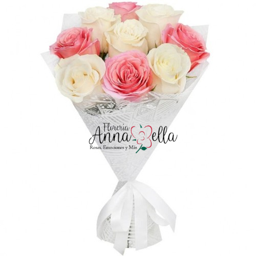 Ramo de 12 rosas frescas de color rosado y blanco, dispuestas de forma alterna envueltas en papel decorativo premium con un lazo.