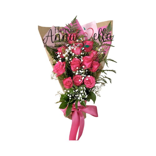 Ramo de 12 rosas color rosa claro rodeadas de abundantes flores blancas pequeñas tipo nube (gypsophila), envuelto en papel decorativo elegante.