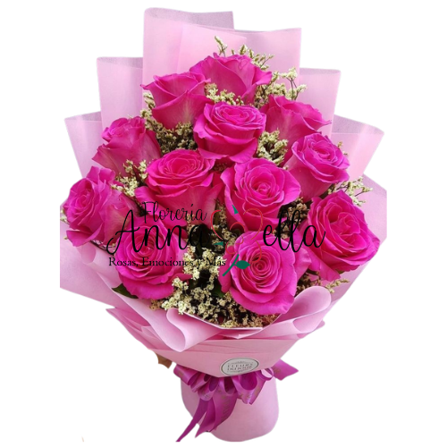 Ramo extendido y escalonado de 12 rosas de color fucsia vibrante, intercaladas con follaje verde fresco y presentadas en una envoltura floral decorativa.