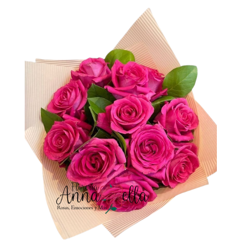 Ramo de doce rosas de color rosa claro con hojas verdes decorativas, envuelto en papel artesanal con un lazo elegante.
