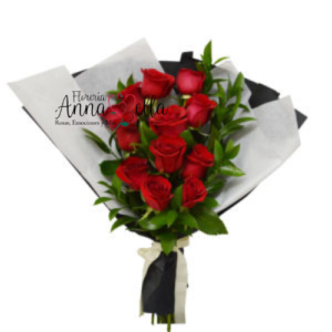 Ramo de 12 rosas rojas frescas con follaje verde y envoltura elegante