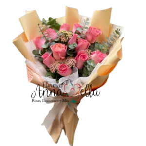 Ramo de doce rosas rosadas frescas con follaje verde, envuelto en papel craft para regalo