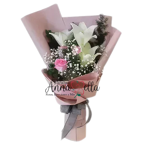 "Ramo elegante de tres rosas rosadas de tallo largo y tres varas de liliums con flores abiertas y botones, decorado con hojas verdes y envoltura decorativa."