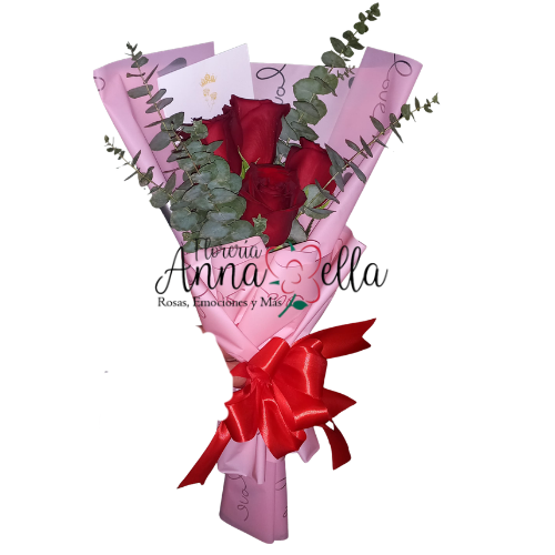 "Ramo de mano con cuatro rosas rojas naturales de tallo largo, envuelto en papel decorativo color rosado pastel y decorado con un lazo grande de satén rojo."