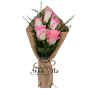 ramo de 5 rosas rosadas frescas, cuidadosamente envuelto en arpillera natural y atado con cuerda de yute.