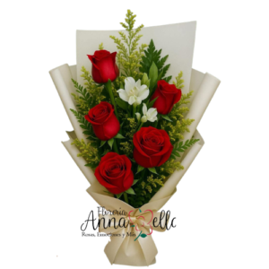 Ramo floral de cinco rosas premium y dos varas de astromelias con múltiples botones, acompañadas de follaje verde, envuelto en papel decorativo de diseño con un lazo elegante de satén.