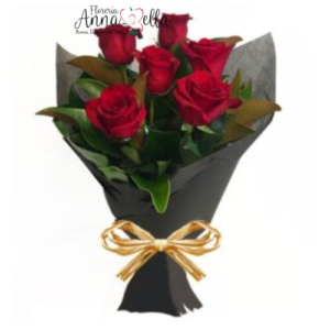 "Ramo de seis rosas frescas envueltas en papel delicado de diseño minimalista con lazo decorativo."