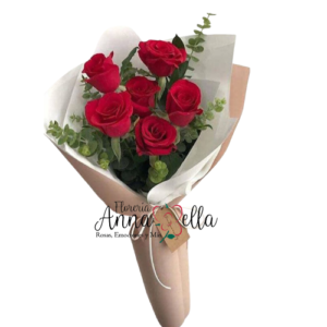 "Ramo de 6 rosas rojas naturales con follaje verde elegante envuelto en papel decorativo para regalo romántico."