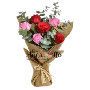 "Ramo mixto de 6 rosas naturales rojas y rosadas con follaje verde, envuelto en papel decorativo elegante."
