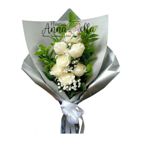 Ramo de siete rosas blancas de pétalos firmes rodeadas de abundantes hojas verdes de eucalipto, envuelto en papel decorativo blanco y verde con un lazo de seda.