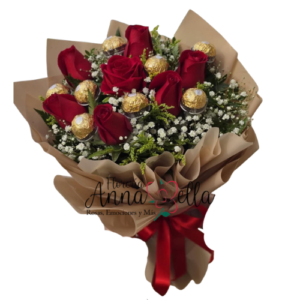 Ramo de siete rosas rojas frescas junto a detalle de siete bombones de chocolate, presentados en un envoltorio elegante de color neutro con un lazo rojo.