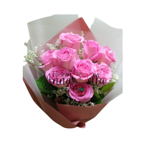 Ramo de nueve rosas rosadas de tallo largo con hojas verdes, envuelto en papel decorativo elegante y sujeto con un lazo rosa sobre un fondo neutro.