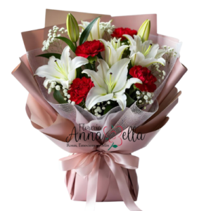 Ramo de 4 lilium blancos y 4 claveles rojos con follaje y envoltura elegante