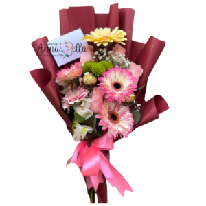 Ramo con 5 rosas, 5 gerberas, chocolates Ferrero y astromelia en envoltura elegante