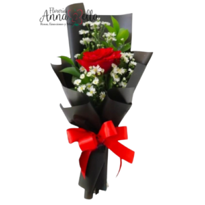 Ramo de una rosa roja con gypsophila y envoltura elegante negra