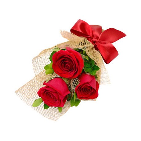 Ramo de 3 rosas rojas envueltas en arpillera con follaje verde