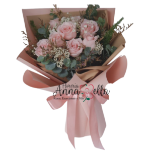 Ramo elegante de 10 rosas rosadas con delicado follaje de eucalipto, ideal para expresar cariño y admiración en ocasiones especiales.