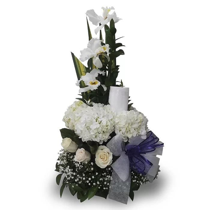 "Arreglo floral fúnebre piramidal que contiene orquídeas blancas en la parte alta, hortensias blancas de gran volumen en el centro y rosas blancas en la base. Incluye un velón blanco central, follaje verde denso, lluvia de gipsofila y un lazo grande decorativo en color gris y azul oscuro sobre un fondo blanco."