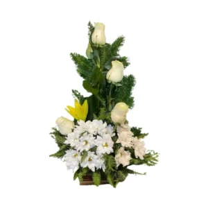 Arreglo floral tipo arrimo de diseño vertical y plano en la parte posterior. Muestra cuatro rosas, varas de lilium y ramilletes de margaritas, complementados con follaje verde fino, colocados sobre un mueble de pasillo contra una pared neutra.