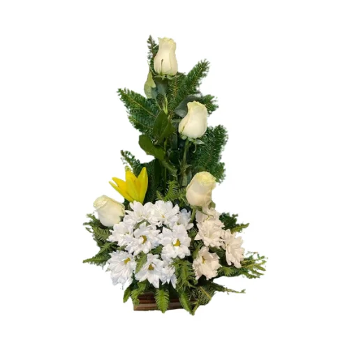 Arreglo floral tipo arrimo de diseño vertical y plano en la parte posterior. Muestra cuatro rosas, varas de lilium y ramilletes de margaritas, complementados con follaje verde fino, colocados sobre un mueble de pasillo contra una pared neutra.