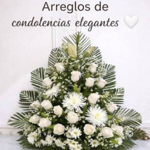 Fotografía de un arreglo floral de condolencias con forma triangular. Contiene rosas blancas, crisantemos blancos y hojas verdes de palma sobre un fondo claro. En la parte superior dice "Arreglos de condolencias elegantes".