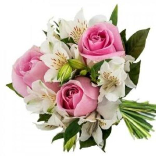 "Ramo de mano con tres rosas rosadas grandes y ramilletes de astromelias en tonos claros, decorado con hojas verdes y envuelto en papel de regalo elegante."