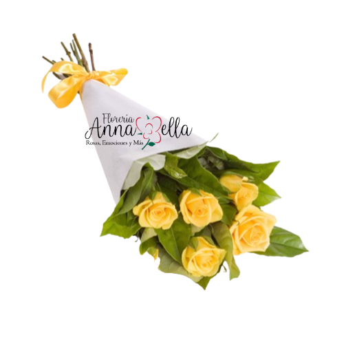 Ramo floral compuesto por cinco rosas amarillas de corte premium rodeadas de hojas verdes frescas y densas, envuelto en papel decorativo elegante con un lazo artesanal.