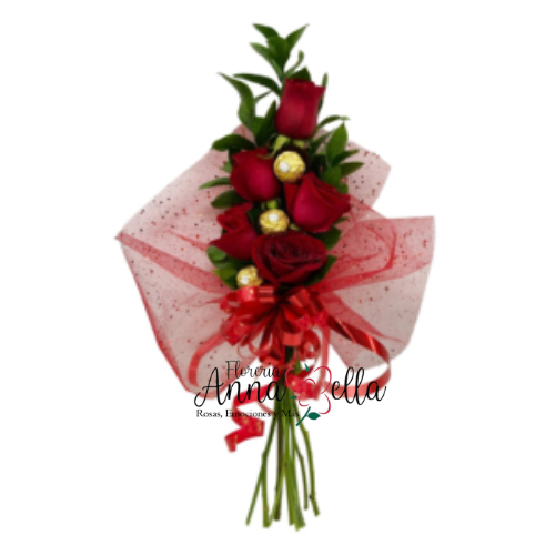 Ramo de cinco rosas rojas aterciopeladas, tres bombones de chocolate dorados y hojas de eucalipto verde mate, envuelto artísticamente en papel premium color rojo vibrante con un lazo grande y elegante de listón de satén rojo brillante.
