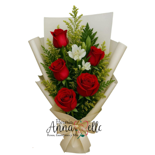 Ramo floral de cinco rosas premium y dos varas de astromelias con múltiples botones, acompañadas de follaje verde, envuelto en papel decorativo de diseño con un lazo elegante de satén.